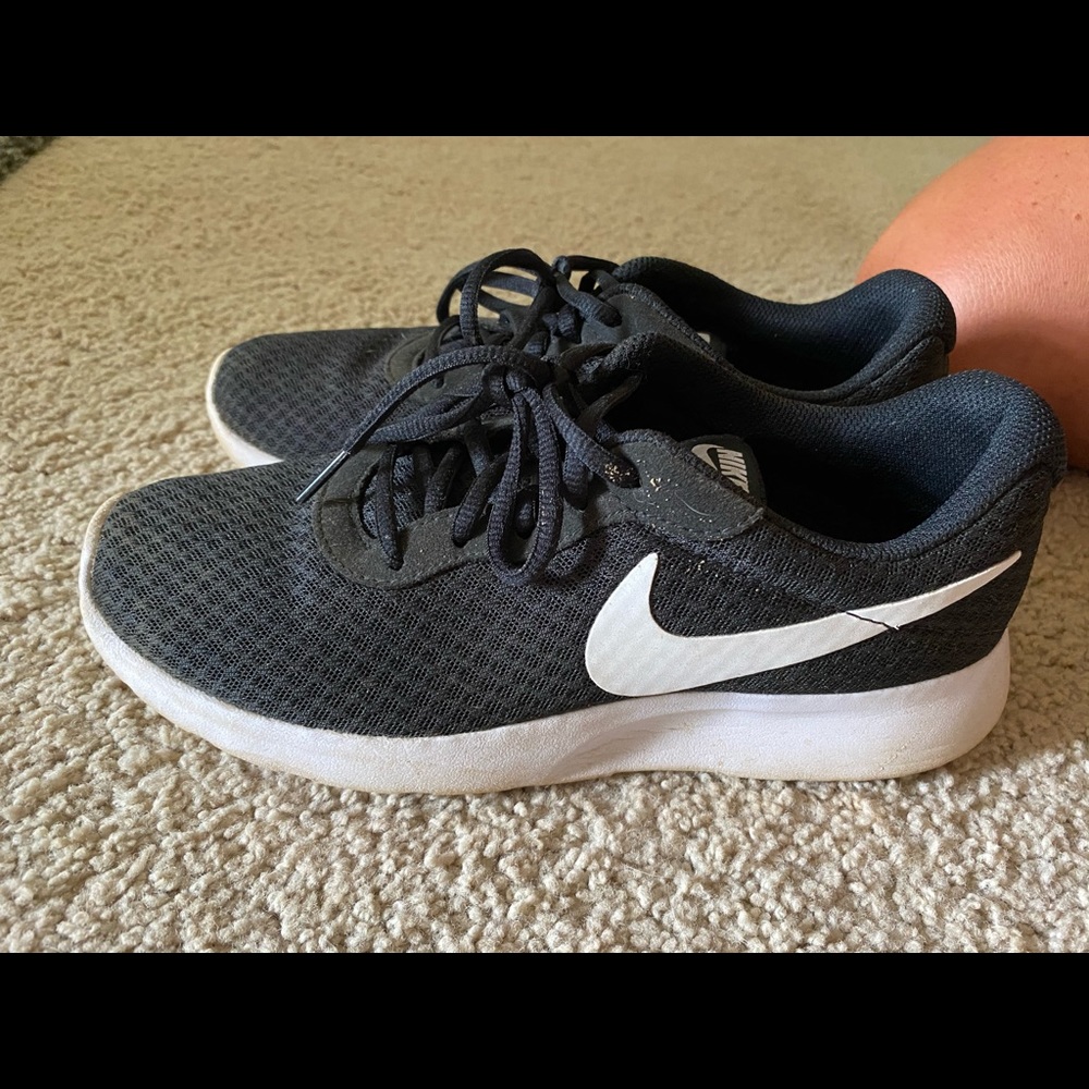 Women’s Nike’s tennis shoes!